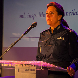 zdjęcie przedstawia panią komendant podczas przemówienia