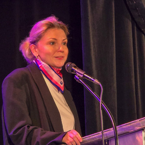 zdjęcie przedstawia posłankę podczas przemówienia