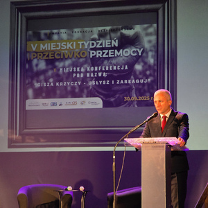 zdjęcie przedstawia posła podczas przemówienia