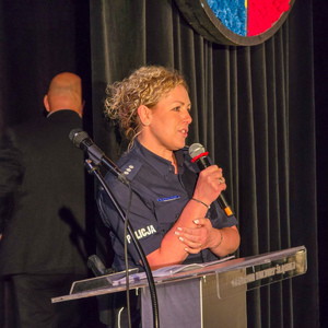 zdjęcie przedstawia policjantkę podczas prelekcji