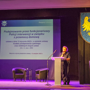 zdjęcie przedstawia policjantkę podczas prelekcji