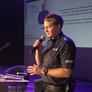 zdjęcie przedstawia policjanta podczas prelekcji