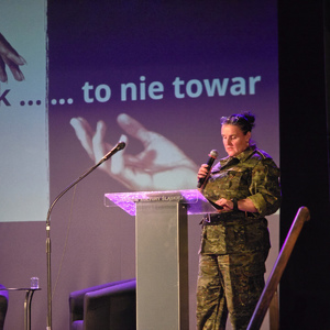 zdjęcie przedstawia funkcjonariuszkę straży granicznej podczas prelekcji