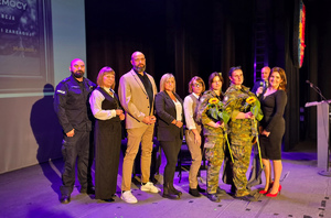 zdjęcie przedstawia zdjęcie grupowe uczestników konferencji