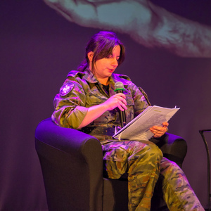 zdjęcie przedstawia funkcjonariuszkę straży granicznej podczas prelekcji