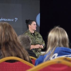 zdjęcie przedstawia funkcjonariuszkę straży granicznej rozmawiającą z młodzieżą