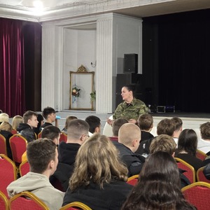 zdjęcie przedstawia funkcjonariuszkę straży granicznej rozmawiającą z młodzieżą