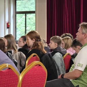 zdjęcie przedstawia młodzież podczas warsztatów