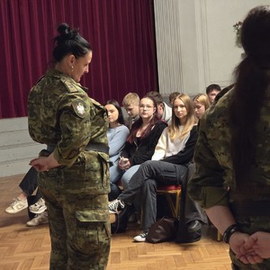 zdjęcie przedstawia funkcjonariuszkę straży granicznej rozmawiającą z młodzieżą