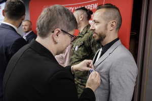 zdjęcie przedstawia policjanta otrzymującego medal