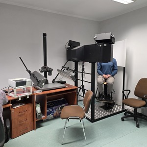 zdjęcie przedstawia jak technik wykonuje czynności z zatrzymanym