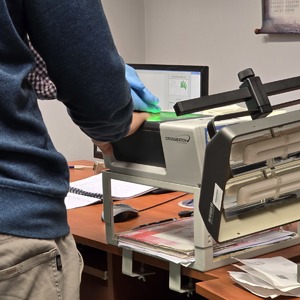 zdjęcie przedstawia jak technik wykonuje czynności z zatrzymanym