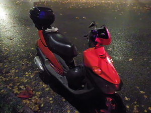 zdjęcie przedstawia zatrzymany do kontroli motorower