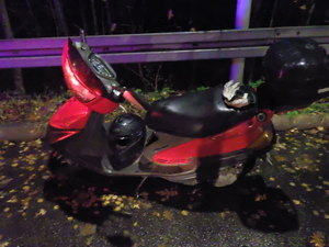 zdjęcie przedstawia zatrzymany do kontroli motorower