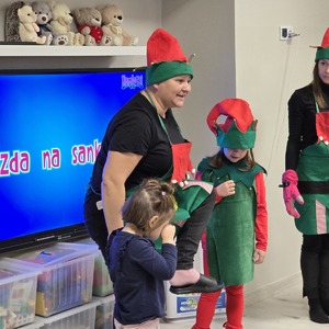 zdjęcie przedstawia kobietę rozmawiającą z dziećmi