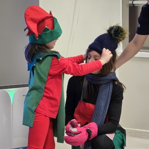 zdjęcie przedstawia dziewczynkę ubierającą panią