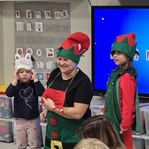 zdjęcie przedstawia kobietę z dziećmi