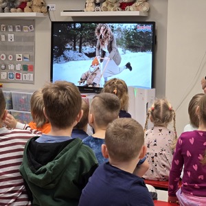 zdjęcie przedstawia dzieci oglądające film edukacyjny