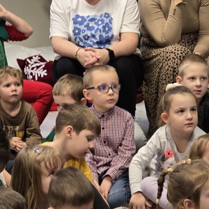 zdjęcie przedstawia dzieci