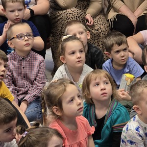 zdjęcie przedstawia dzieci