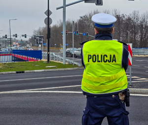 zdjęcie przedstawia policjanta w kamizelce odblaskowej
