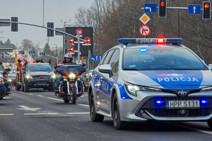 zdjęcie przedstawia radiowóz pilotujący paradę motocykli