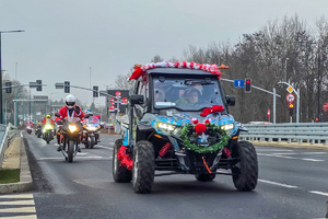 zdjęcie przedstawia uczestników parady motocykli i quadów
