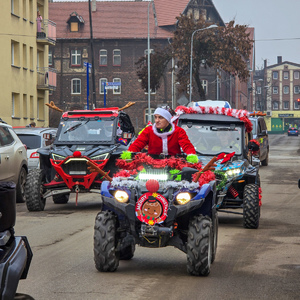 zdjęcie przedstawia uczestników parady motocykli i quadów