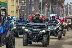 zdjęcie przedstawia uczestników parady motocykli i quadów