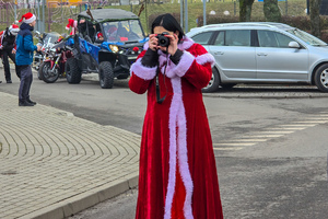 zdjęcie przedstawia kobietę robiącą zdjęcie
