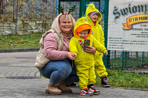 zdjęcie przedstawia kobietę i dwójkę dzieci przebranych na paradzie