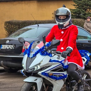 zdjęcie przedstawia motocyklistkę