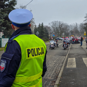 zdjęcie przedstawia policjanta zabezpieczającego przejazd motocykli