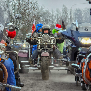 zdjęcie przedstawia uczestników parady motocykli i quadów