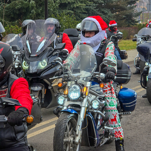 zdjęcie przedstawia uczestników parady motocykli i quadów