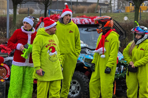 zdjęcie przedstawia uczestników przebranych za grincha
