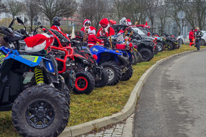 zdjęcie przedstawia zbliżenie na motocykle i quady