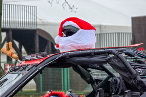 zdjęcie przedstawia zbliżenie na kask motocyklowy
