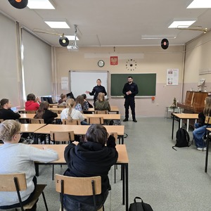 zdjęcie przedstawia policjantkę i strażnika miejskiego podczas prelekcji w szkole