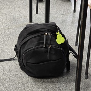 zdjęcie przedstawia zbliżenie na plecak szkolny