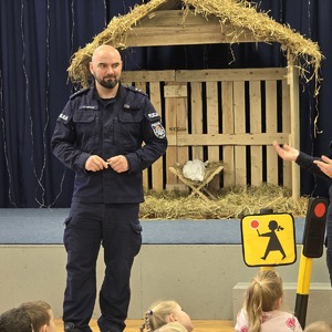 zdjęcie przedstawia policjanta