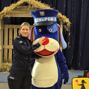 zdjęcie przedstawia policjantkę i maskotkę psa sznupka