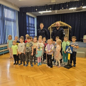 zdjęcie przedstawia zdjęcie grupowe policjantów i przedszkolaków