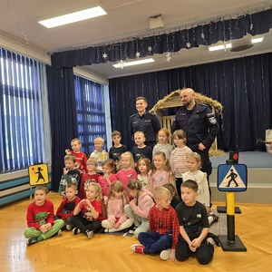 zdjęcie grupowe policjantów i przedszkolaków