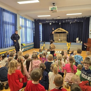 zdjęcie przedstawia policjantów podczas prelekcji