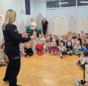 zdjęcie przedstawia policjantkę podczas prelekcji