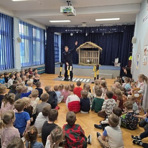 zdjęcie przedstawia policjanta podczas prelekcji