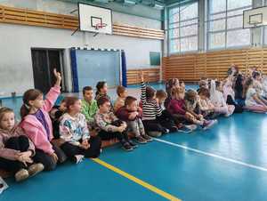 zdjęcie przedstawia policjantów i strażnika miejskiego na spotkaniu z pierwszoklasistami