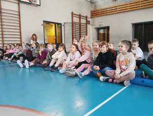 zdjęcie przedstawia policjantów i strażnika miejskiego na spotkaniu z pierwszoklasistami