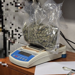 zdjęcie przedstawia worek z narkotykami na wadze